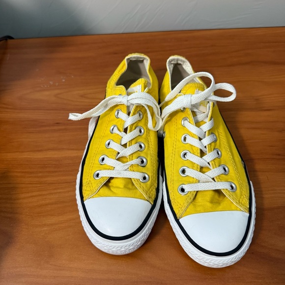 Chuck Taylor All Star OX Converse Low Top Sneaker Yellow White Lace Up Casual W7 - Picture 2 of 8